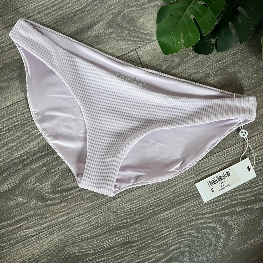 Frankie’s Shea stretch knit curve hugging seamless bikini bottoms in orchid. S
